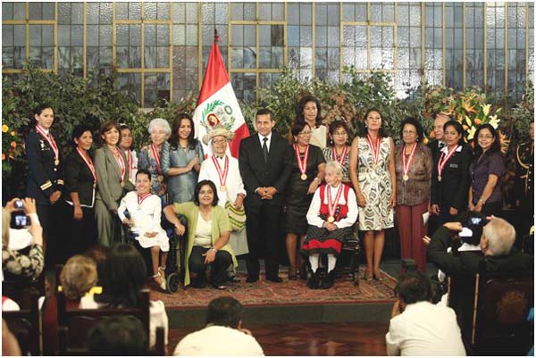 bergabe des Frauen-Verdienstordens 2012 im peruanischen Regierungspalast
